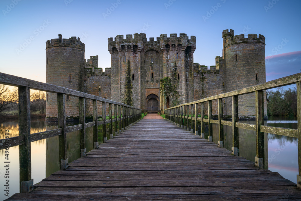 Wall mural Ruins of 14th century Bodiam castle at dawn. England