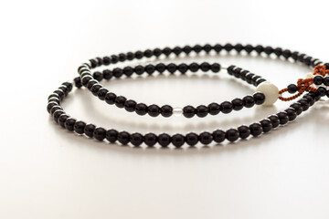 黒の数珠と白背景
