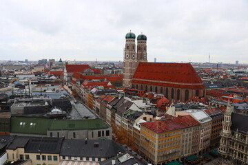 Fototapeta na wymiar 聖ペーター教会から眺めるミュンヘンの旧市庁舎とクリスマスマーケット