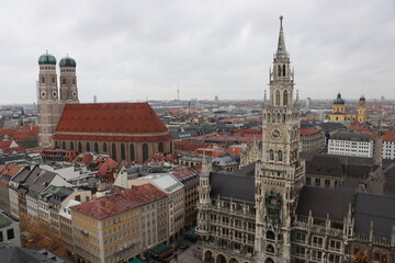 Naklejka premium 聖ペーター教会から眺めるミュンヘンの旧市庁舎とクリスマスマーケット