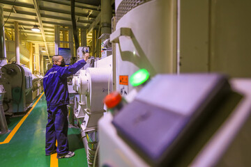 workers work hard on the rice processing line, North China