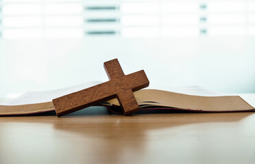 Obraz premium Wooden cross and bible book on the table