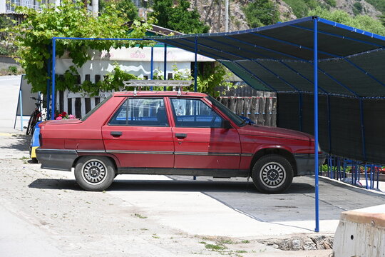 stark ausgeblichener, alter Renault 9, Renault R9 oder R11, Seitenansicht, steht auf einem Parkplatz, Radozda, Nordmazedonien 17.06.2021