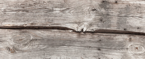 Naturalne tło niejednolitych starych grubych drewnianych desek z teksturą korozji drewna.. Kolory brązu, szary. Tapeta.
