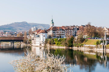 Obraz premium Olten, Stadt, Stadtturm, Aare, Fluss, Alte Brücke, Holzbrücke, Altstadt, historische Häuser, Bahnhof, Frühling, Frühlingsblüte, Frühlingssonne, Solothurn, Schweiz