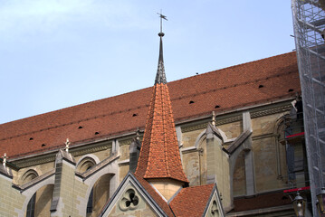 Obraz premium Medieval Cathedral Notre Dame at the old town of Lausanne on a blue and gray cloudy spring day. Photo taken March 18th, 2022, Lausanne, Switzerland.