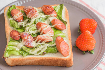 ウインナーと春キャベツのトースト