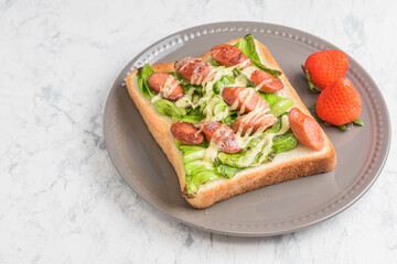 ウインナーと春キャベツのトースト