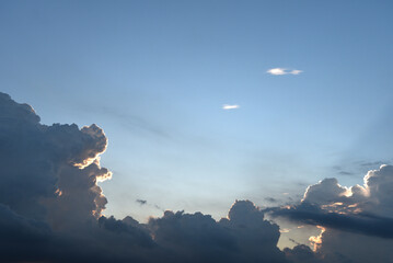 印象的な空と雲　ドラマチックな空　朝日　夕焼け　マジックアワー
