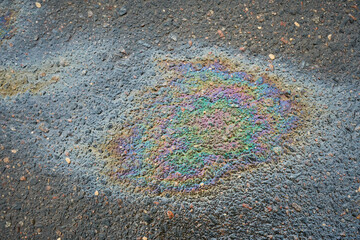 Obraz premium Oil slick on the asphalt road background
