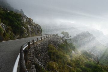 Bergstraße  im Nebel