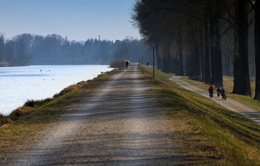 Spaziergang entlang des aufgestauten Fluss Lech in Ellgau, nahe Meitingen im Landkreis Augsburg,...