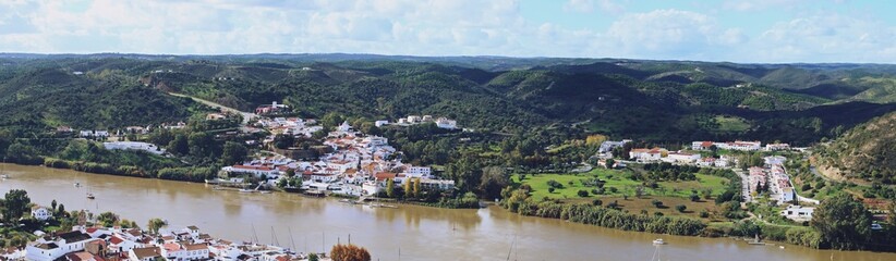 Alcoutim, pequeño pueblo en la región del Algarve, Portugal, frontera con España. Vista de su puerto deportivo y casas a orillas del río Guadiana desde en Sanlúcar de Guadiana en el lado español.