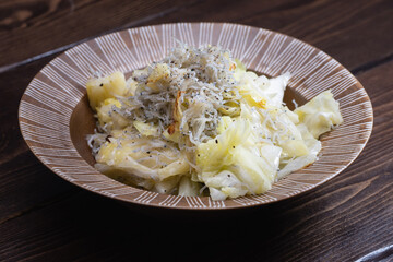 しらすとキャベツをニンニクとオリーブオイルで炒めた料理。