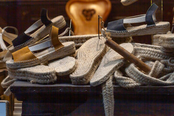 Manufacture of espadrille footwear spun from natural fibers and animal skin, esparto and hemp...