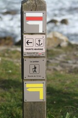 poteau de signalisation de chemin de randonn&eacute;e en Bretagne