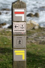 panneau de signalisation du chemin de randonnée gr34 en Bretagne