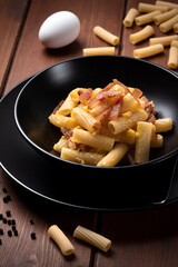 Piatto di saporita pasta alla carbonara, cibo italiano 
