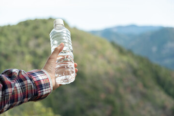 水を飲む