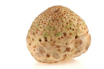 Céleri-rave en gros plan sur fond blanc