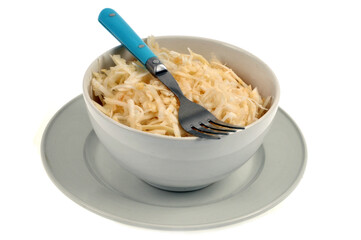 Bol de céleri-rave râpé avec une fourchette sur fond blanc