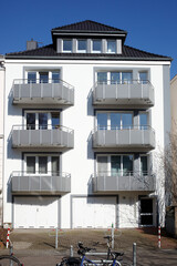 Wohngebäude, modernes, weisses Mehrfamilienhaus mit Garagen, Bremen, Deutschland, Europa