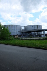 Fototapeta na wymiar FU 2021-05-13 Rheinhafen 306 Blick auf ein Industriegebäude