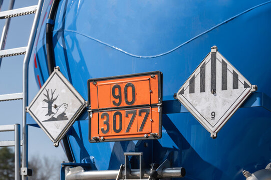 Verschiedene Gefahrgutschilder am Behälter eines Tank LKW
