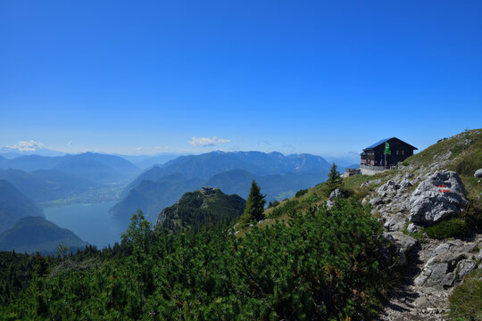 Auf einer Wanderung vom Traunstein Gipfel zur Gmundner Hütte. bei herrlichen Sommerwetter und großartigen Panorama über den Traunsee und die Berge des Salzkammergut