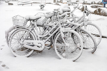 Eingeschneite Fahrräder