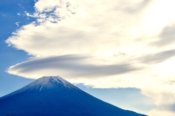 富士山と神秘的な雲