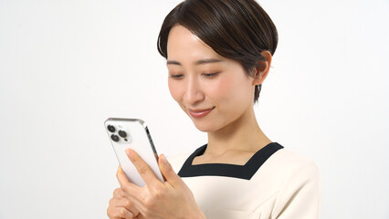 携帯を触る日本人女性