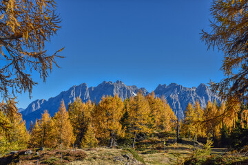 Lienzer Dolomiten, Herbst, Wald, Spitzkofel, Große Sandspitze, Eggenkofel, Felsmassiv, schroff,...
