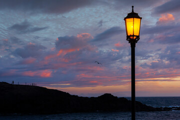 Atardecer junto a una farola en El Cotillo, Fuerteventura, Islas Canarias