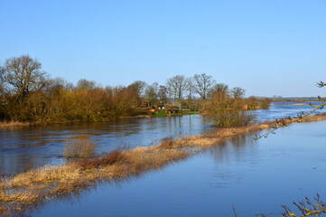Fototapeta na wymiar Hochwasser am Fluss Aller im Winter in der Stadt Rethem, Niedersachsen