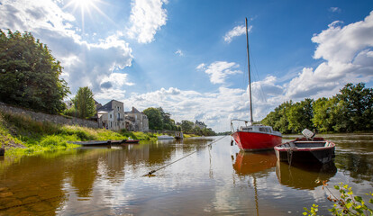 Bateau et gabare sur la Loire en Anjou, paysage de France.