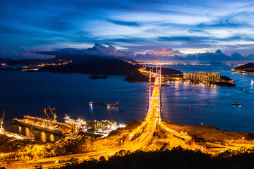 Obraz premium Evening of Tsing Ma Bridge, 14th longest span suspension bridge in the world, Hong Kong