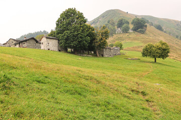 Romantisches Bergland über dem Comer See bei Gravedona; Blick zum La Motta (1360m)