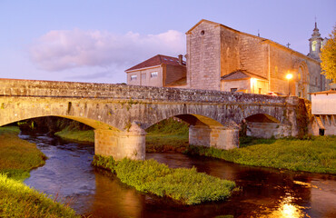 Puente de Santiago (Ponte de Santiago) sobre el río Sar en Padrón al atardecer, provincia de La...