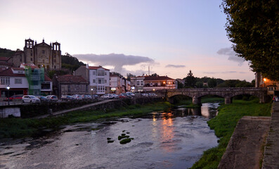 Río Sar y Puente de Santiago (Ponte de Santiago) en Padrón al atardecer, provincia de La Coruña,...