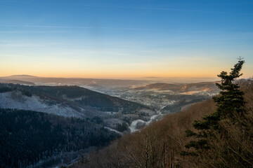 Blick auf Floh-Seligenthal vom Haderholzstein im Winter