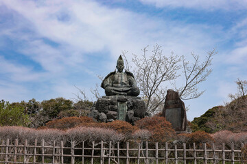 山桜を背にした源頼朝の銅像