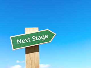 NextStageの文字入り緑色の道しるべと青空_右空間