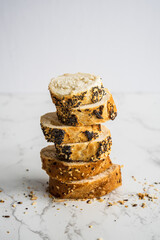 Verschiedene Brotsorten getapelt auf einem Marmor Tisch. Frühstück.