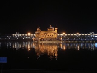 Fototapeta na wymiar Golden temple by night