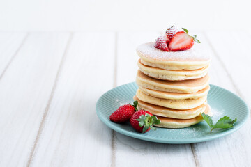 イチゴのパンケーキ　ホットケーキ　スイーツ