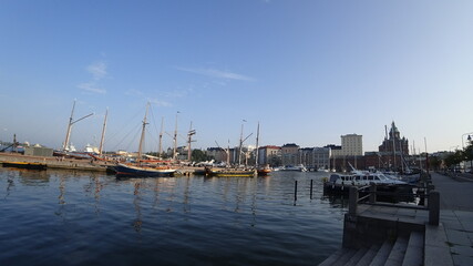 Fototapeta premium 海辺でくつろぐ ヨットハーバー