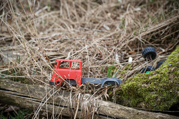 Ein altes weggeschmissenes Auto, Spielzeuig, Spielzeugauto in der Natur, vermutlich russischer...