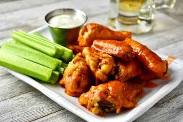 Outdoor kussens wings with sauce © jlmcanally
