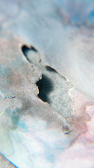 Agujero en papel con manchas de colores